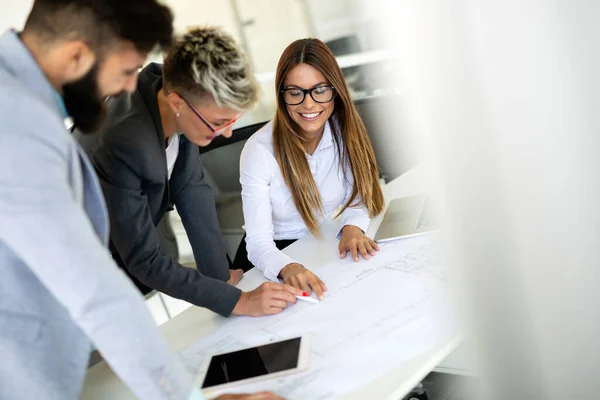 Gruppo Imprenditori Che Collaborano Progetto Ufficio — Foto Stock