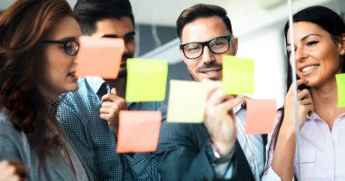 İş bürosunda çalışan iş adamlarının işbirliği ve analizi