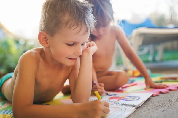 Ragazzino Ragazza Che Disegnano Con Pastelli Sul Pavimento — Foto Stock