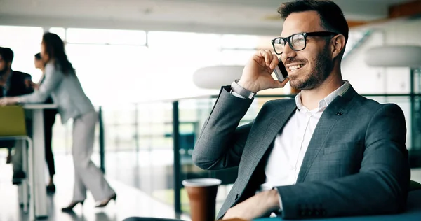 Uomo Affari Pausa Con Una Tazza Caffè Nel Suo Ufficio — Foto Stock