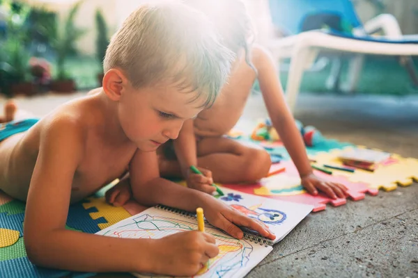 Ragazzino Ragazza Che Disegnano Con Pastelli Sul Pavimento — Foto Stock