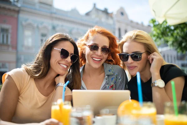 Vrienden Hebben Een Geweldige Tijd Café Meisjes Glimlachen Drinken Sap — Stockfoto