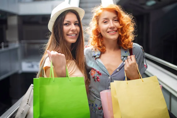 Glückliche Freunde Shoppen Der Stadt Und Haben Spaß — Stockfoto