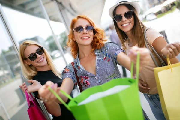 Grupo Amigos Felices Comprando Ciudad Divirtiéndose — Foto de Stock