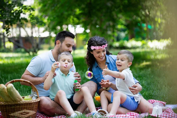 Szczęśliwa Rodzina Korzystających Piknik Dziećmi Przyrodzie — Zdjęcie stockowe