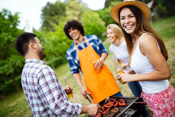 Small Group Friends Drinking Alcohol Having Meal Barbecue Party — Stock Photo, Image