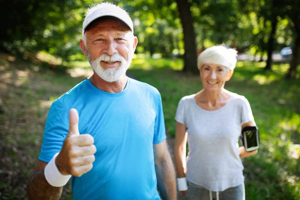 Frumos Cuplu Senior Jogging Natură Trăiesc Sănătos — Fotografie, imagine de stoc