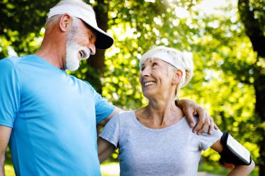 Güzel üst düzey çift doğa yaşam sağlıklı koşu