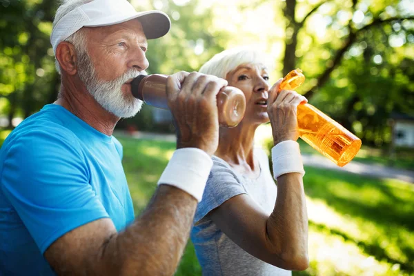 Hermosa Pareja Ancianos Corriendo Fuera Bosque Soleado — Foto de Stock