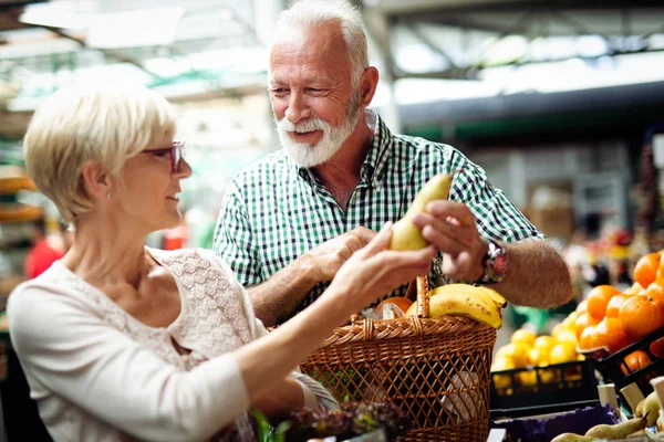 Senior Par Shopping Grönsaker Och Frukter Marknaden Hälsosam Kost — Stockfoto