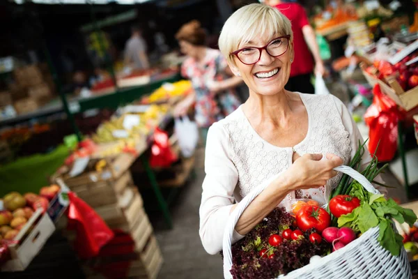 Picture Senior Happy Woman Marketplace Buying Vegetables Fruits — Stock Photo, Image