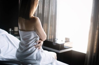 Spa 'da sağlıklı ve güzel bir kadın. Eğlence, sağlık, masaj ve iyileştirme.