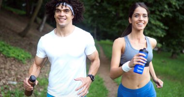 Mutlu çift çalışan ve parkta birlikte egzersiz