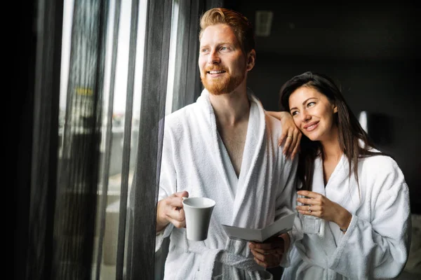 Gelukkig Jong Paar Witte Badjassen Drinken Koffie Samen Ochtend — Stockfoto