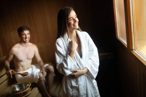 Casal Feliz Ter Banho Vapor Uma Sauna Relaxar — Fotografia de Stock