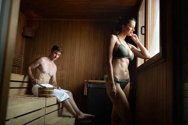 Jovem Casal Feliz Relaxando Dentro Uma Sauna Spa Resort Hotel — Fotografia de Stock