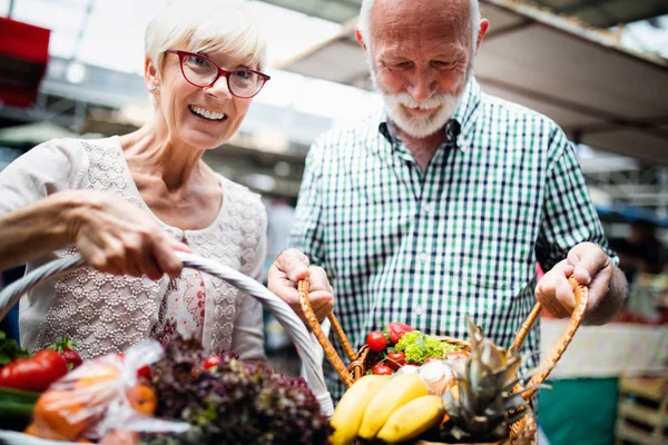 Couple Personnes Âgées Choisissant Des Fruits Légumes Bio Sur Marché — Photo