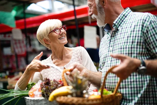 Seniorenpaar Wählt Beim Wocheneinkauf Bio Lebensmittel Obst Und Gemüse Auf — Stockfoto