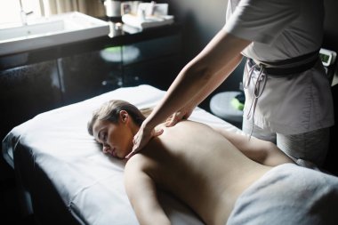 Güzellik masajı sırasında kaplıcada güzel bir kadının portresi.