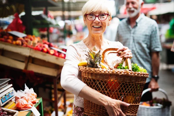 Porträtt Vackra Senior Par Shopping Marknaden — Stockfoto