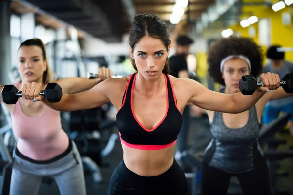 Fit Sportovní Ženy Cvičení Školení Tělocvičně — Stock fotografie