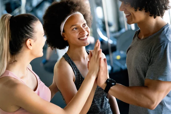 Imagem Alegre Equipe Fitness Forma Feliz Ginásio — Fotografia de Stock