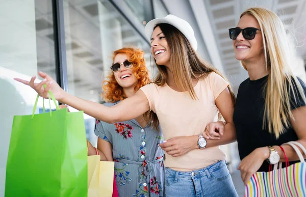 販売と観光 幸せな人々の概念 市内にショッピングバッグを持つ美しい女性 — ストック写真