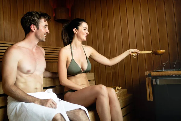 Joven Pareja Feliz Relajándose Dentro Una Sauna Spa Resort Hotel — Foto de Stock