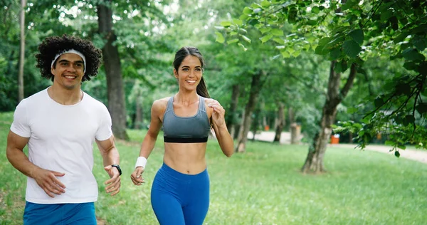 美丽的夫妇慢跑在自然生活健康 — 图库照片