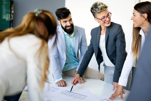 Grupp Arkitekter Och Affärsmän Arbetar Tillsammans Och Brainstorming — Stockfoto