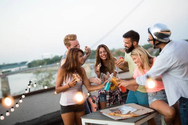 Groupe Jeunes Qui Amusent Lors Une Fête Estivale — Photo