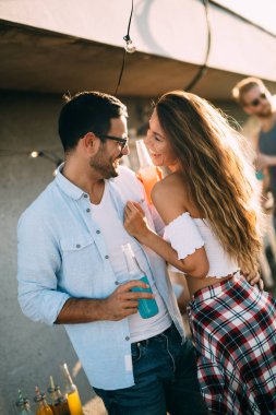 Neşeli genç dans eden çift yazın eğleniyor ve eğleniyor.