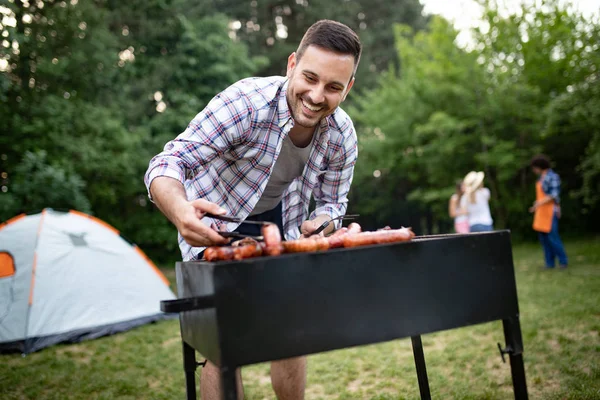 レジャー 人々や休日の概念 野外夏のパーティーでバーベキューグリルで男の料理の肉 — ストック写真