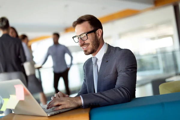 Porträt Eines Jungen Mannes Der Seinem Schreibtisch Büro Sitzt — Stockfoto