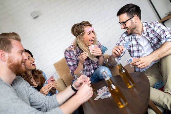 Χαρούμενος Ομάδα Φίλων Παίζοντας Χαρτιά Και Ποτό — Φωτογραφία Αρχείου