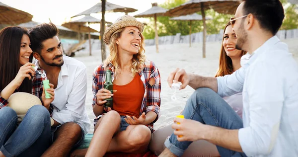 Glada Unga Par Ler Och Dricker Stranden — Stockfoto