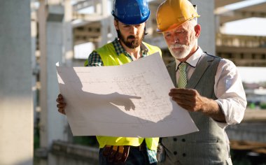 Mimarlar ve inşaat mühendisi veya arazi mühendisi tartışma planları ve planları