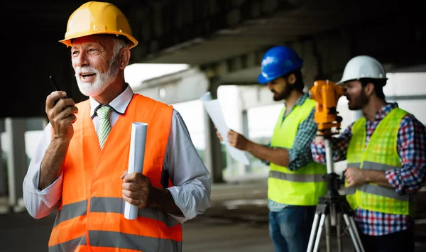 Equipo Ingenieros Construcción Arquitectos Que Trabajan Obra — Foto de Stock