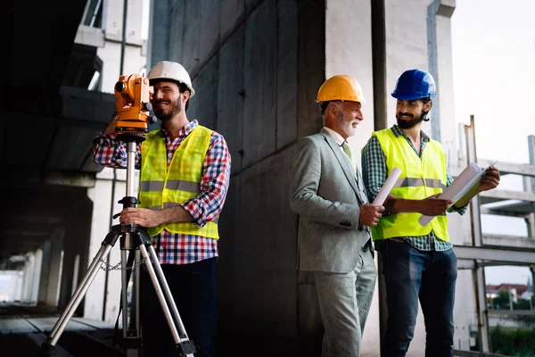 Equipe Engenheiros Construção Arquitetos Que Trabalham Canteiro Obras — Fotografia de Stock