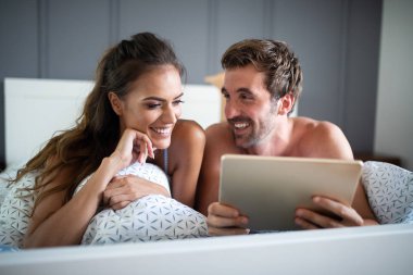 Çift bir tablete evde serbest zaman harcama.