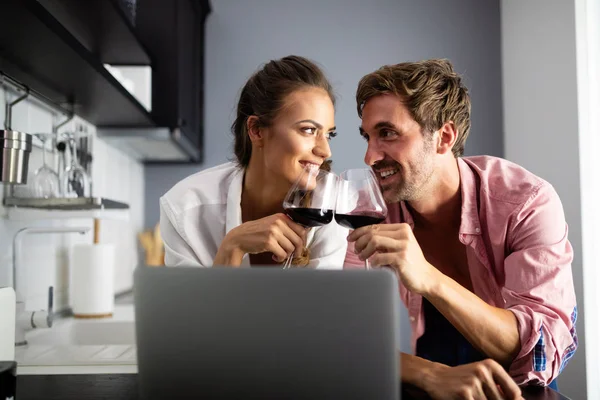 Jong Paar Ontspannen Keuken Met Laptop Wijn Liefde Geluk Technologie — Stockfoto