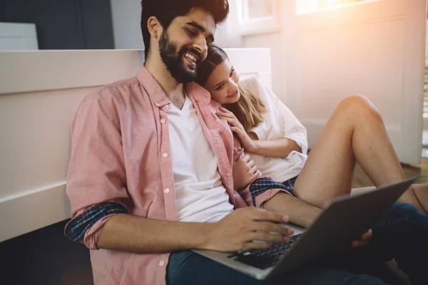 Ungt Par Avkopplande Säng Med Laptop Kärlek Lycka Teknik Människor — Stockfoto