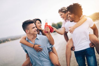 Yaz tatilleri, tatil ve insan konsepti. Sahilde eğlenmek grup arkadaş.