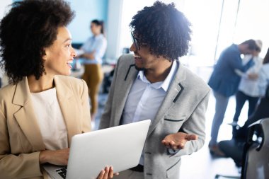 Ofisteki insanlardan oluşan başarılı bir iş grubu.