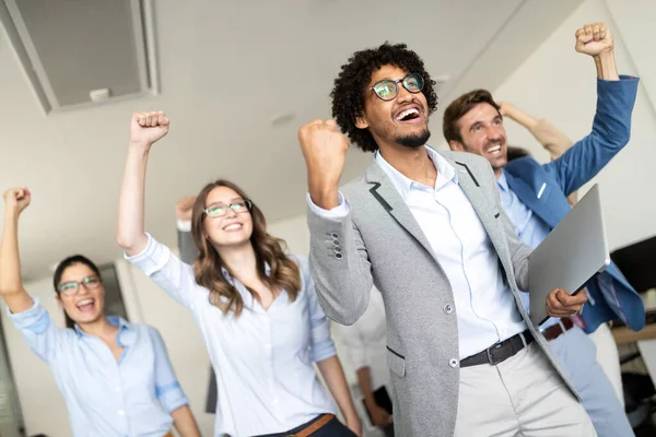 Equipo Negocios Que Celebra Buen Trabajo Oficina Moderna —  Fotos de Stock