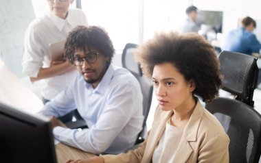 Mutlu akıllı iş adamları şirkette başarıyı kutluyor.