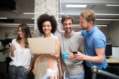 Ofiste tabletle çalışan genç siyahi kadın.