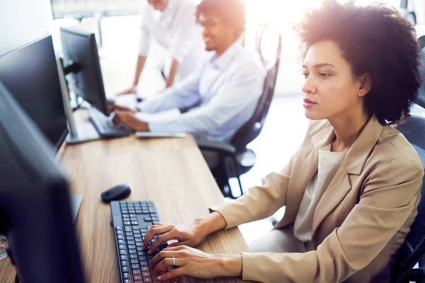 Programadores Trabalhando Escritório Empresa Desenvolvimento Software — Fotografia de Stock