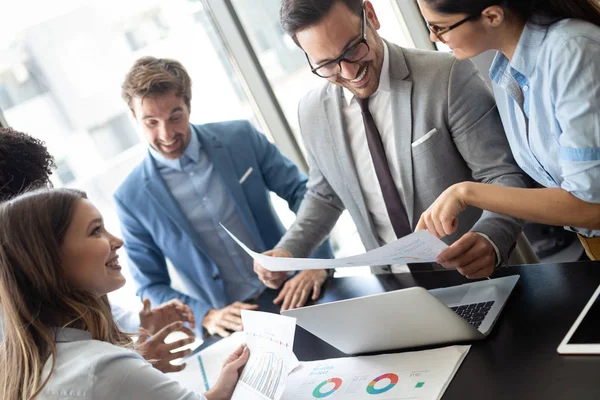 Felici Uomini Affari Che Lavorano Fanno Brainstorming Ufficio — Foto Stock