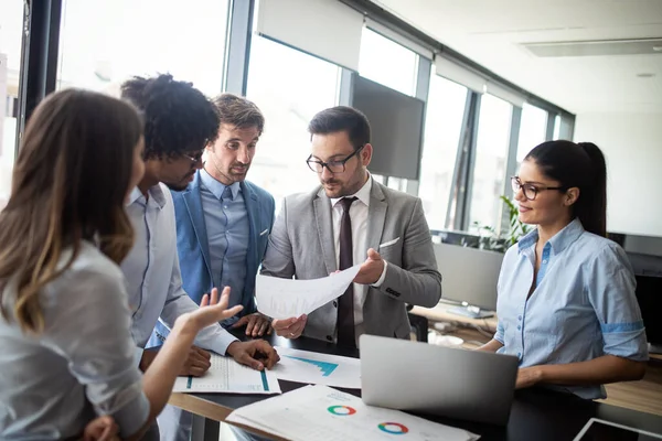 Groep Succesvolle Gelukkige Zakenmensen Aan Het Werk — Stockfoto